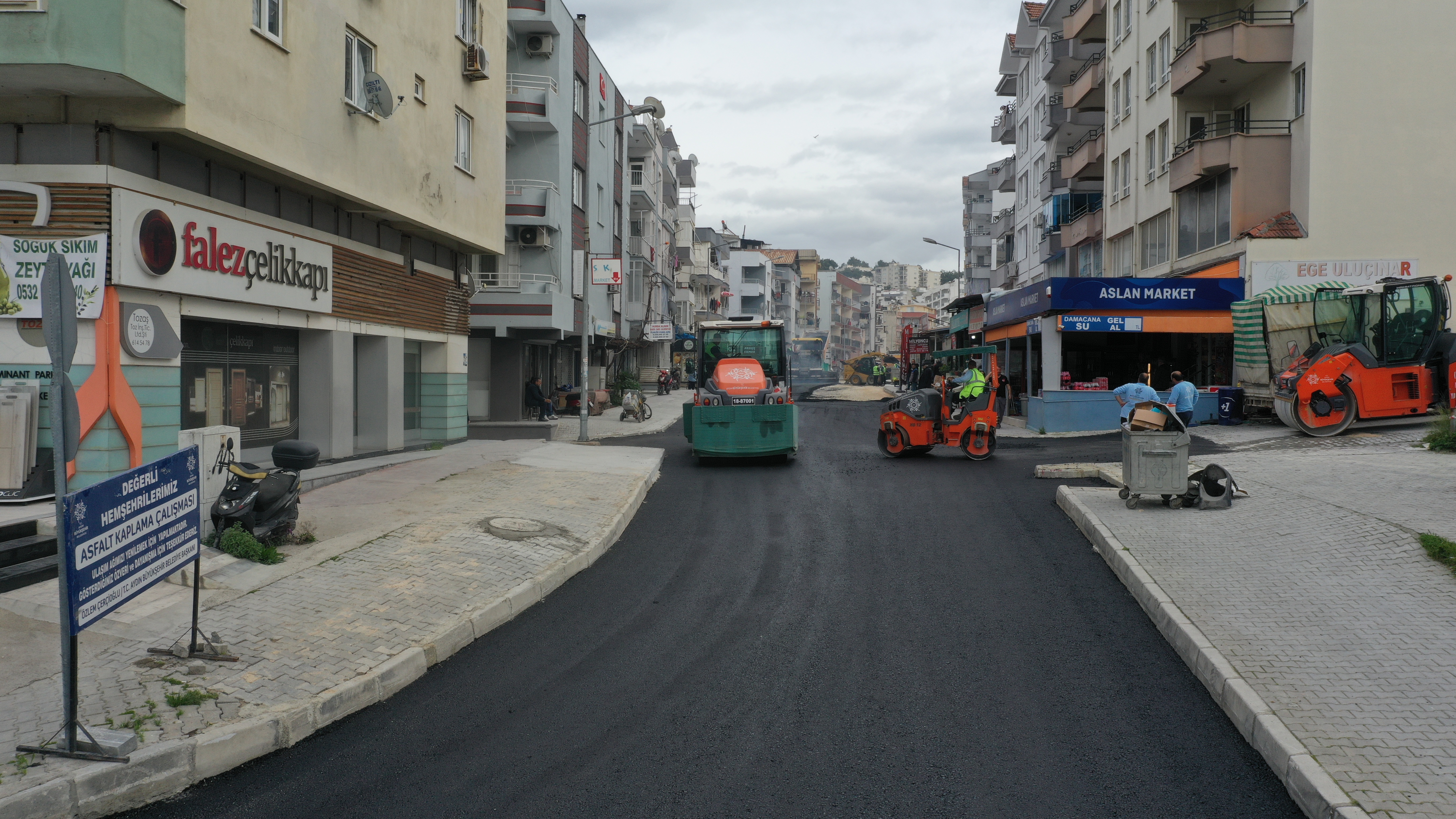 Aydın Büyükşehir'in Kuşadası'nda asfalt çalışmaları sürüyor