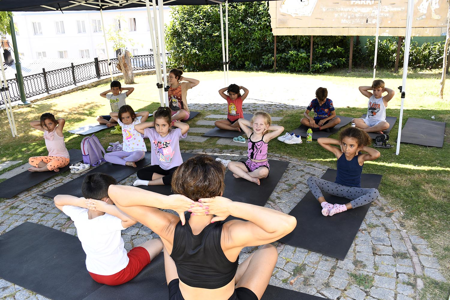 Kuşadası'nda çocuklar için yoga vakti