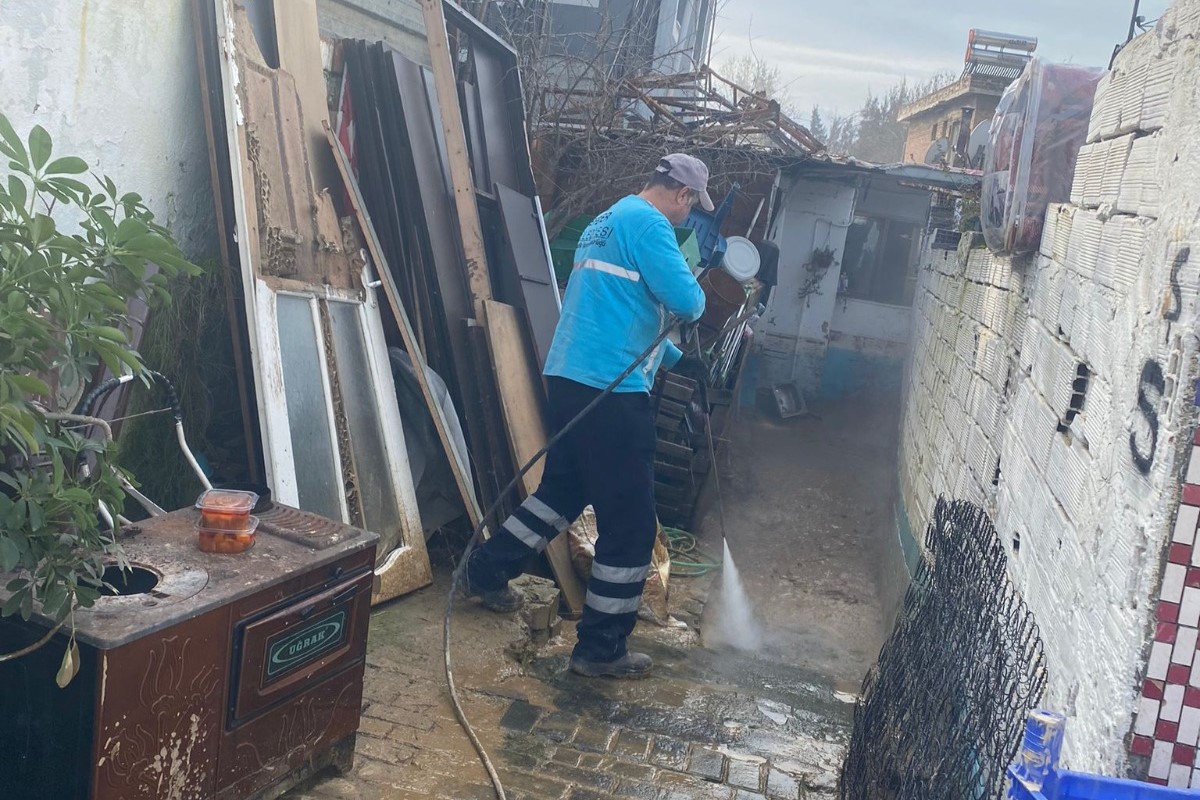 Efeler Ilıcabaşı Mahallesi'nde su basan evleri temizledi