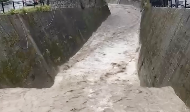 Tabakhane Deresi yağışla birlikte coştu