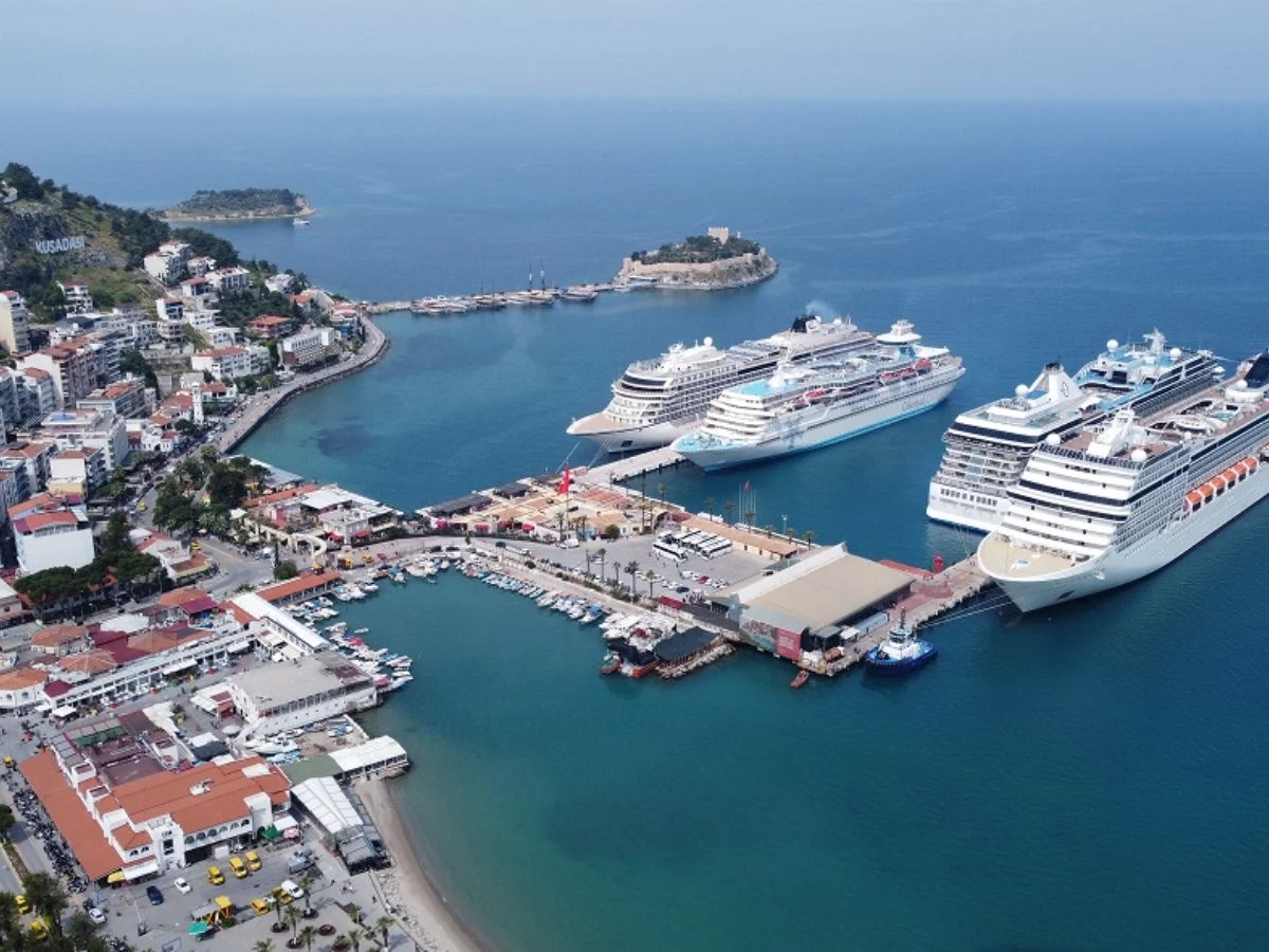 Kuşadası Limanı ve çevresindeki işletmelere Vakıflar'dan resmi tebligat!