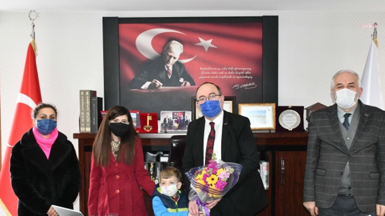 ARTVİN BELEDİYE BAŞKANI ELÇİN, MİNİK ZİYARETÇİLERİNİ MAKAMINDA AĞIRLADI