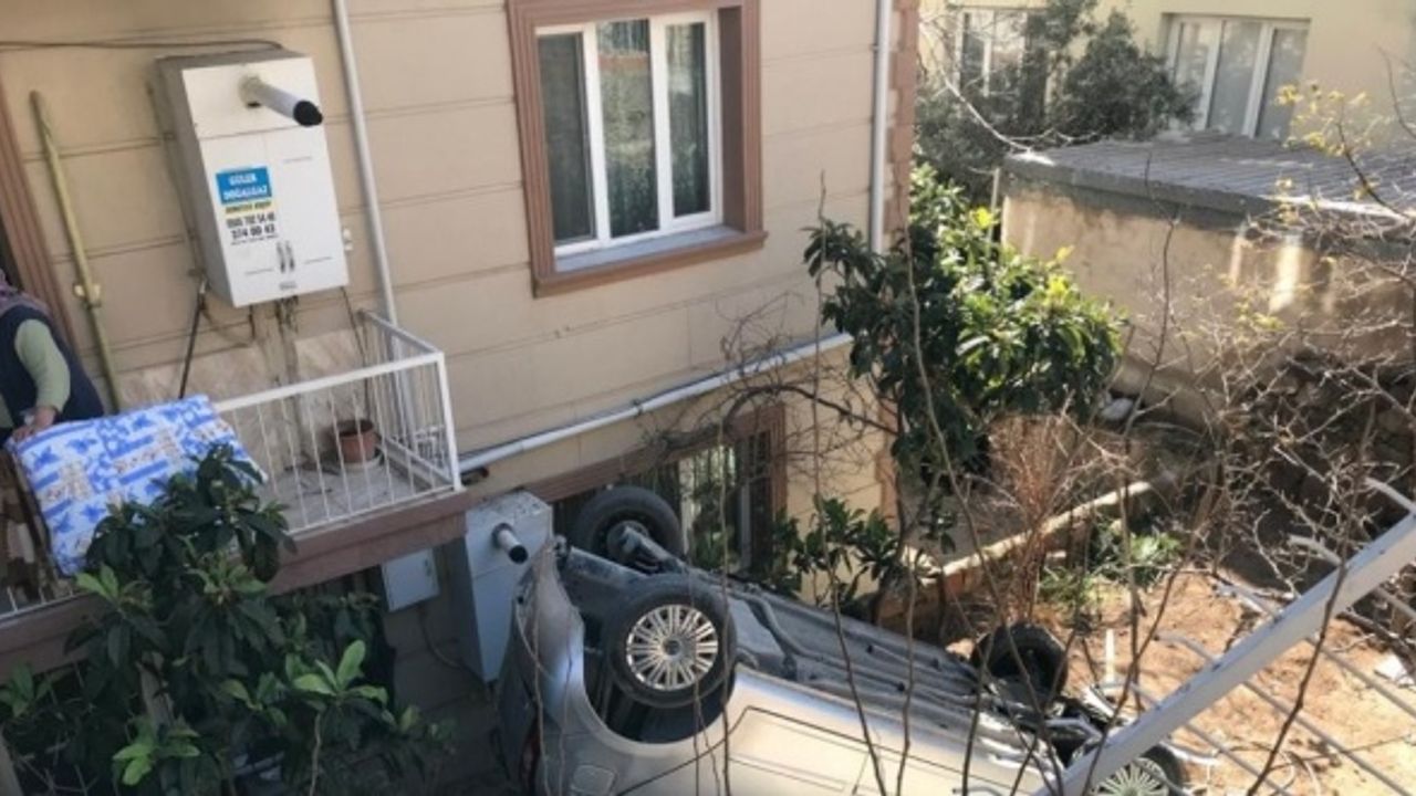 Otomobil bahçeye uçtu, 10 yaşındaki çocuk altında kaldı