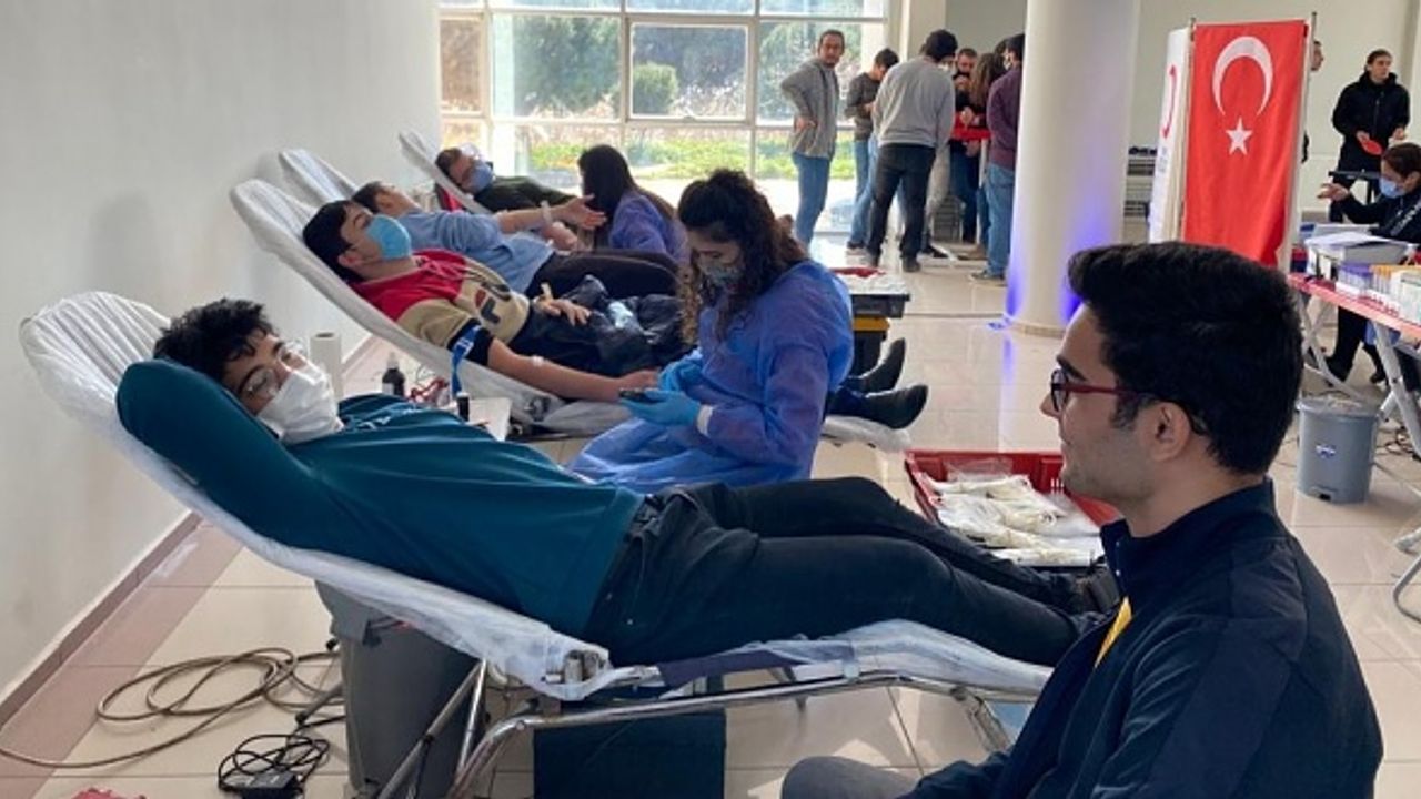 ADÜ Veteriner Fakültesi öğrencileri ve personeli kan bağışında bulundu