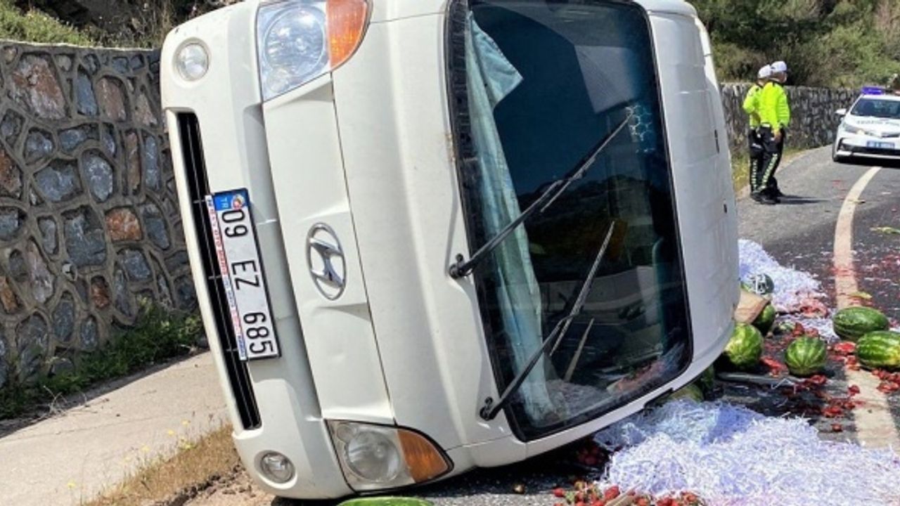 Aydın'da karpuz yüklü kamyonet virajı alamadı: 1 yaralı