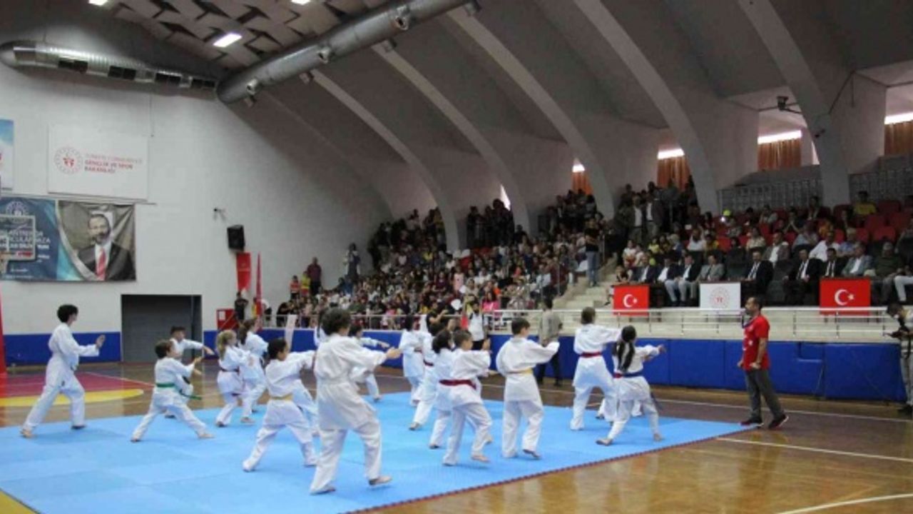 Aydın’da Yaz Spor Okulları düzenlenen tören ile açıldı
