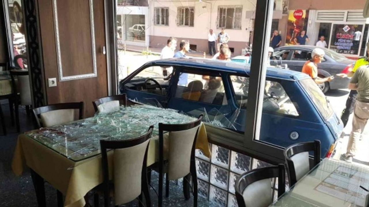 Aydın’da faciadan dönüldü: Kaza yapan otomobil lokantaya daldı