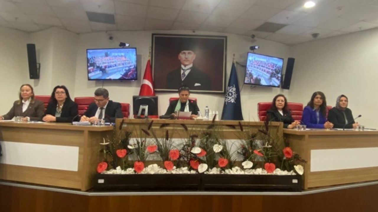 Yılın son meclisi pazarlıksız bitti! Çerçioğlu, söz almak isteyen AK Parti’li Arı’nın ağzını açtırmadı