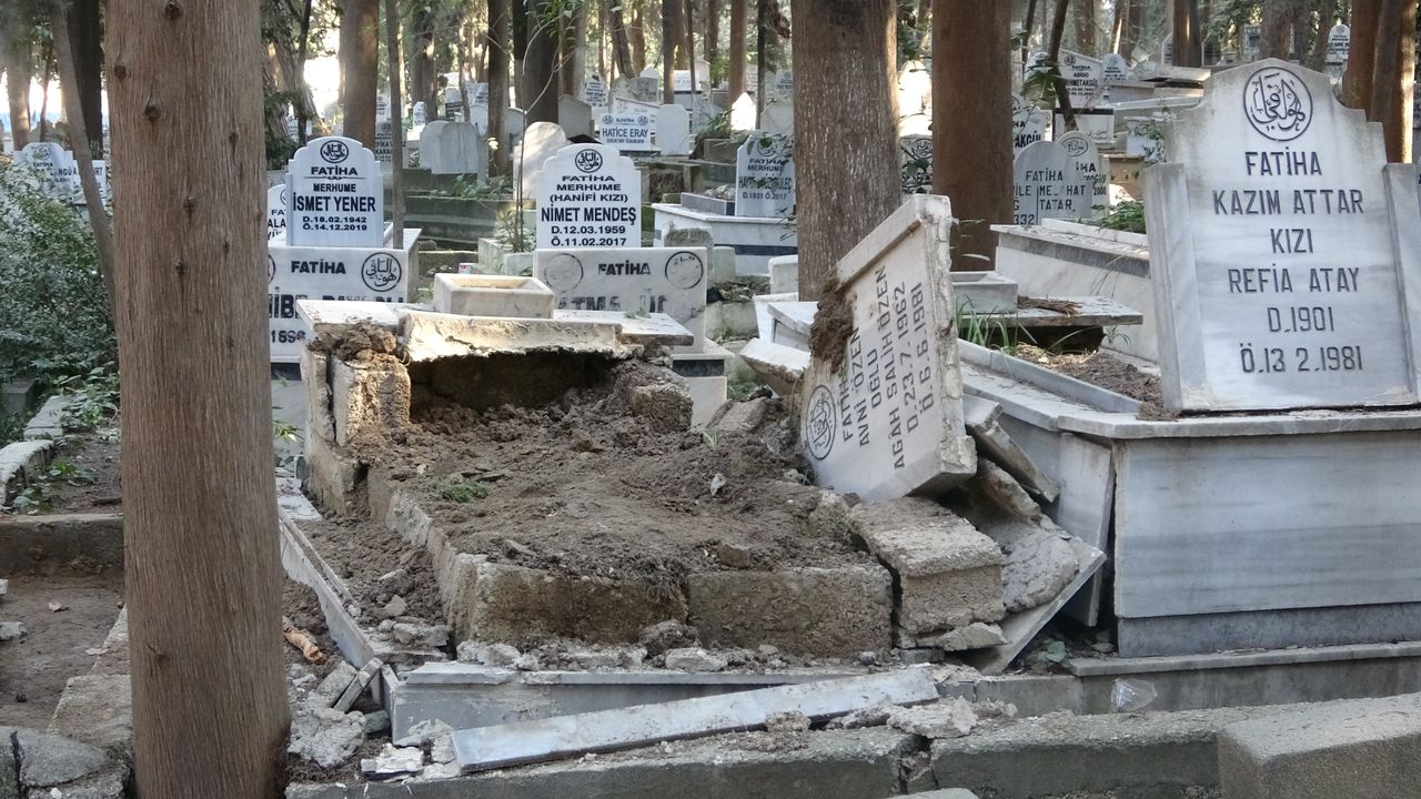 Hatay'da mezarlar hasar görüp yola uçtu!