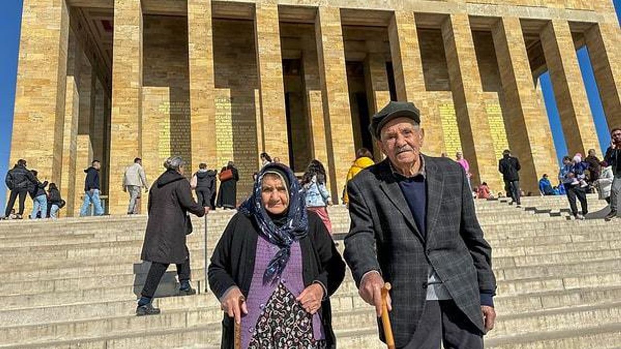Depremzede yaşlı çift Ankara'da Anıtkabir'i ziyaret etti