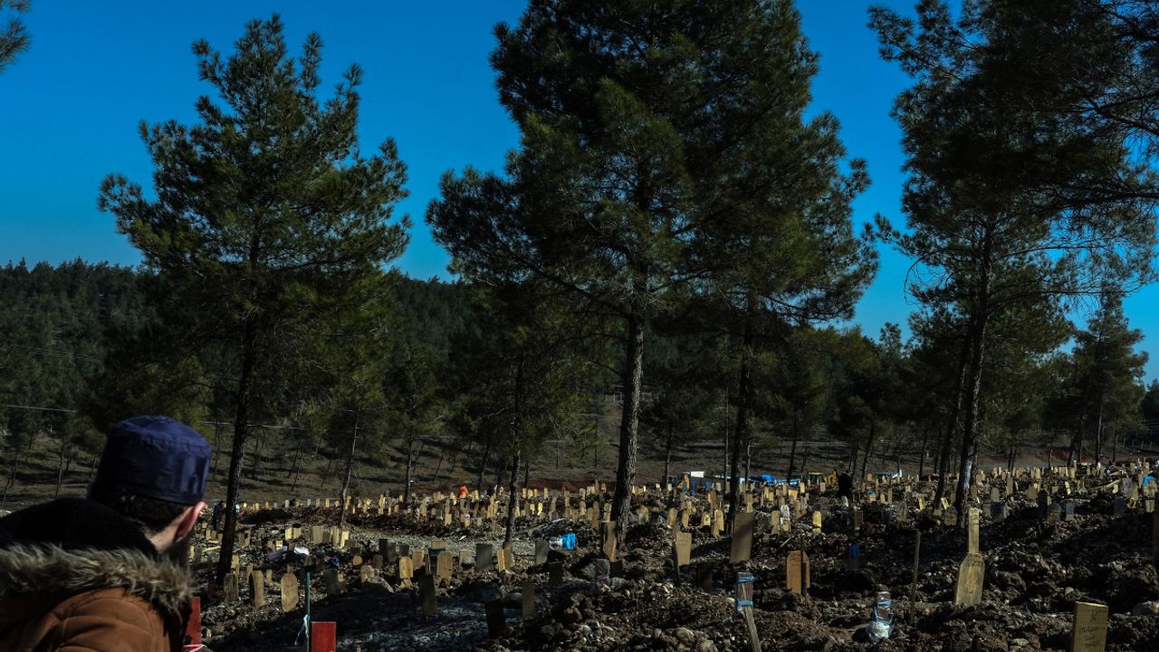 Mezar yerlerini kaybetmek istemeyen aileler iz bırakıyor