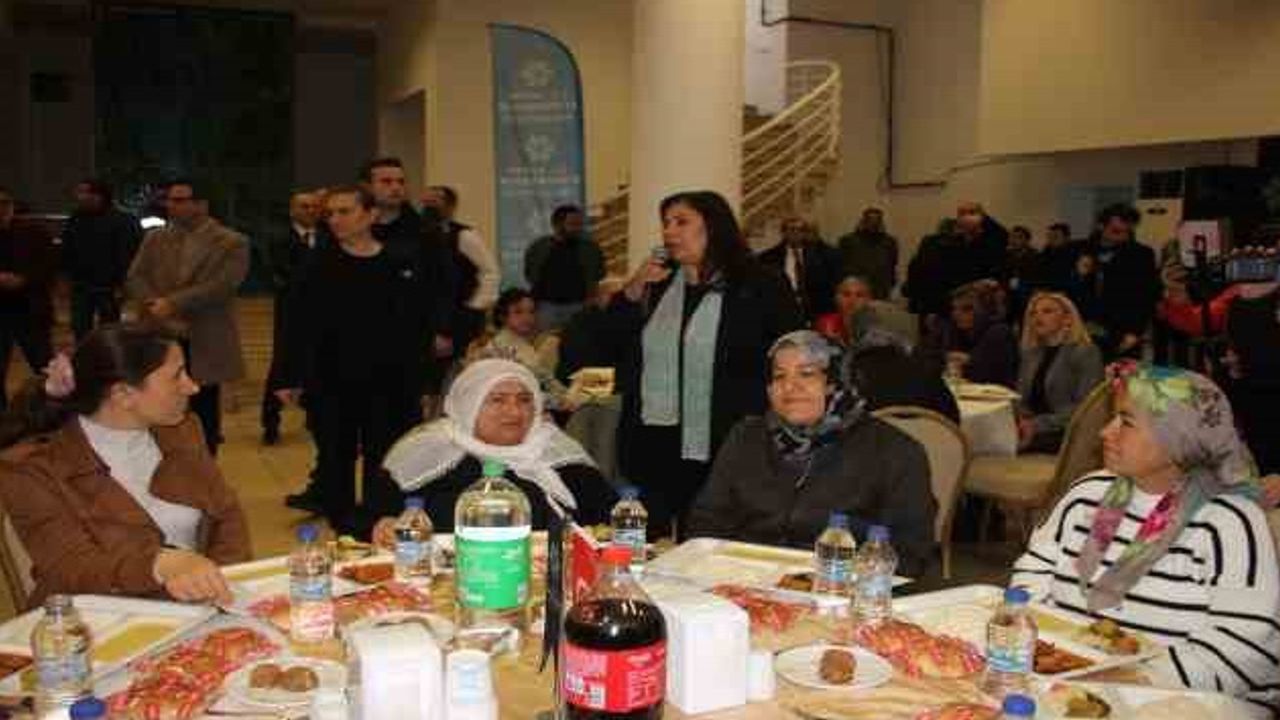 Başkan Çerçioğlu depremzede kadınlarla yemekte bir araya geldi