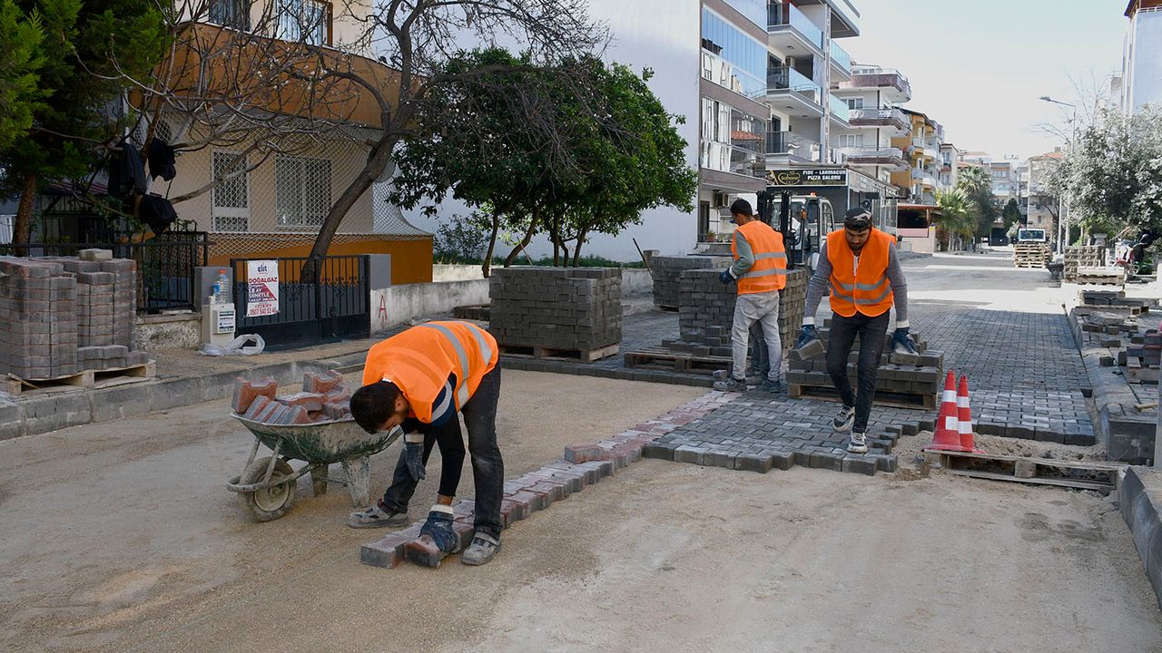 Kuşadası Cumhuriyet Mahallesi'ndeki yenileme çalışmalarını sürdürüyor