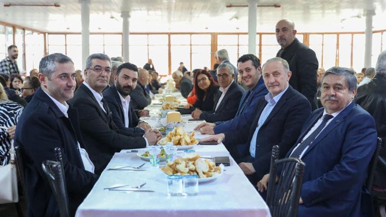 Başkan Atabay depremzedelerle yemek yedi