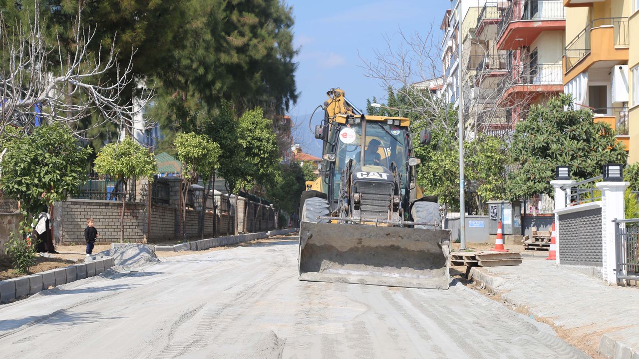 Efeler Girne Mahallesi yollarını yeniliyor