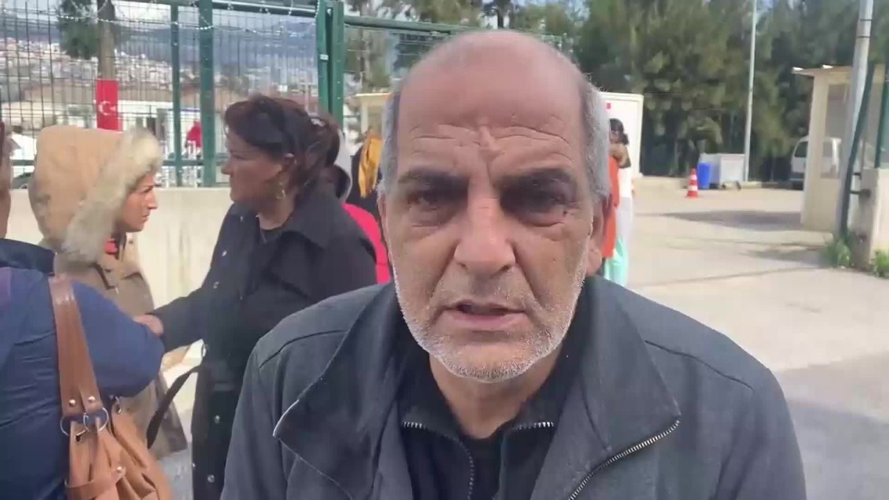 Konteynerinden polis zoruyla çıkarılan İzmirli depremzede: "Emekli maaşım 6 bin lira, kira 10 bin lira. Yalnız yaşamak suçsa ölelim"