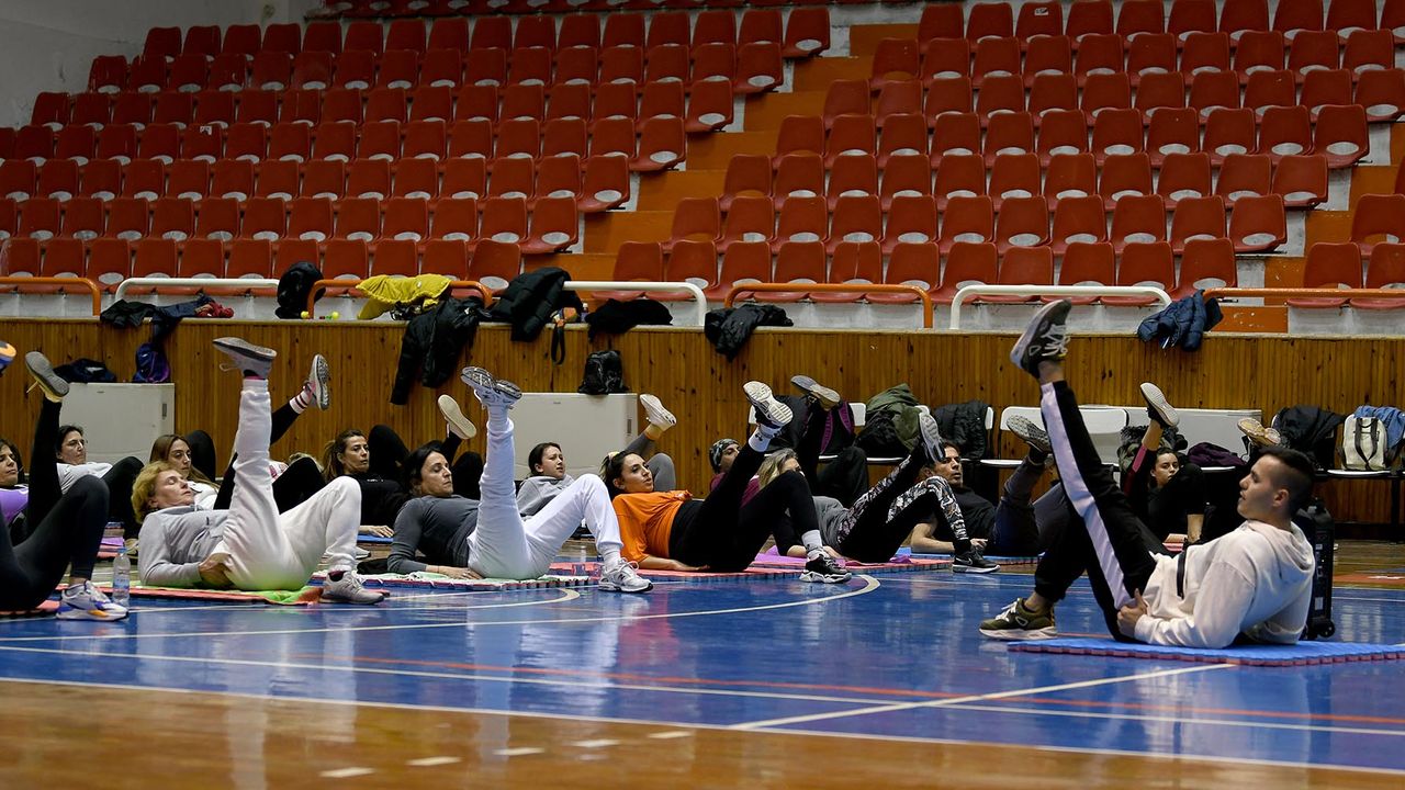 Kuşadası'ndan ücretsiz pilates dersi! Kadınlar sporla buluşuyor