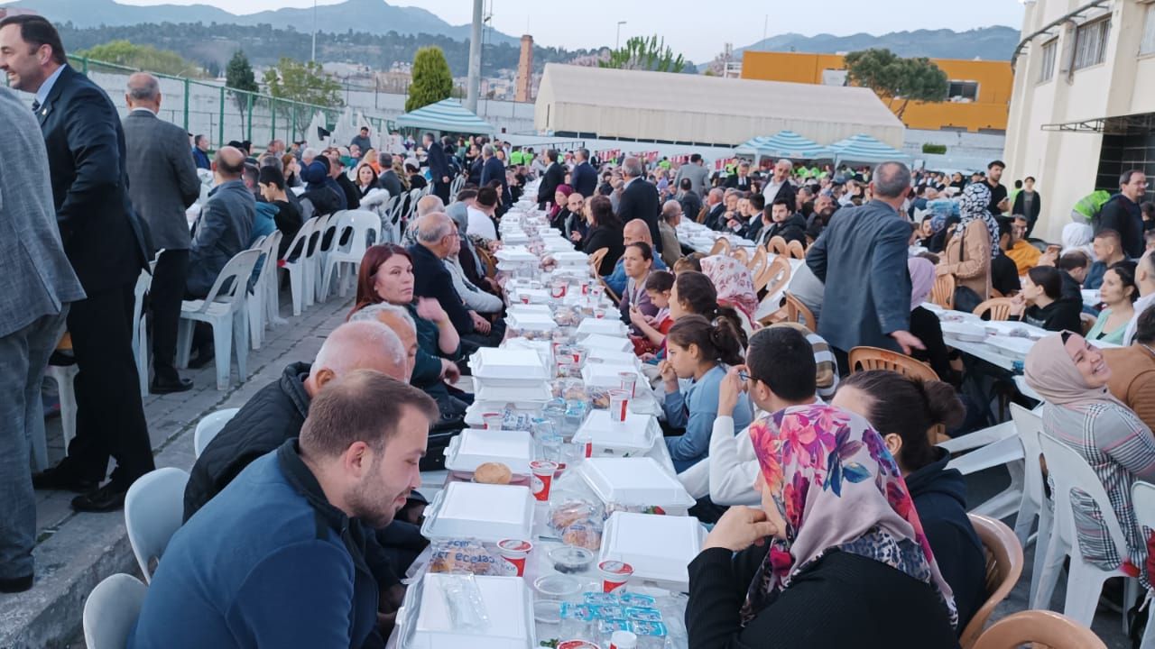 AK Parti Aydın İl Başkanlığından 5 bin kişilik sırasız iftar yemeği