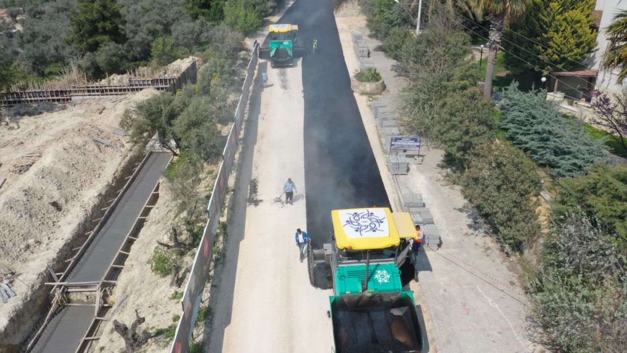Büyükşehir Kuşadası'nda asfalt çalışmalarını sürdürüyor
