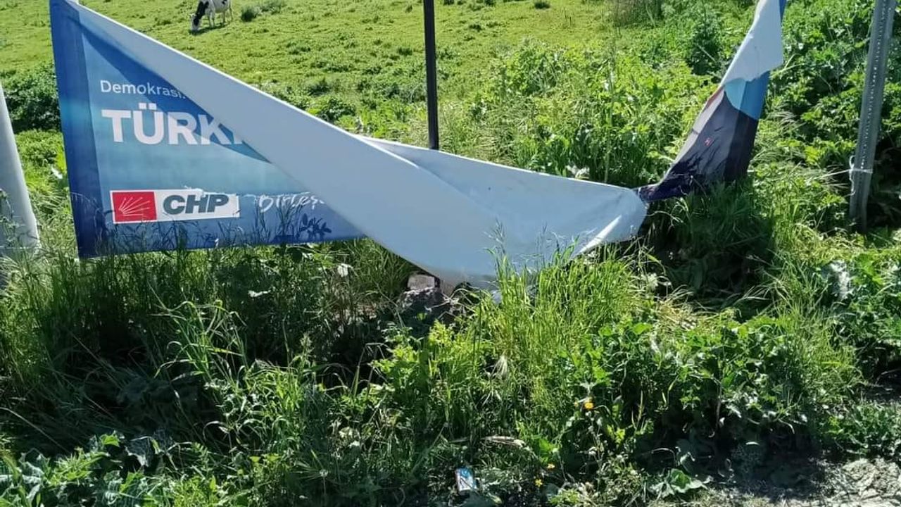 Kuşadası’nda CHP pankartlarına saldırdılar