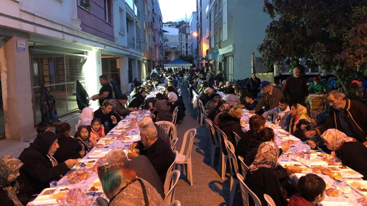 Aydın Büyükşehir'den 7 ayrı noktada 15 bin kişilik iftar yemeği