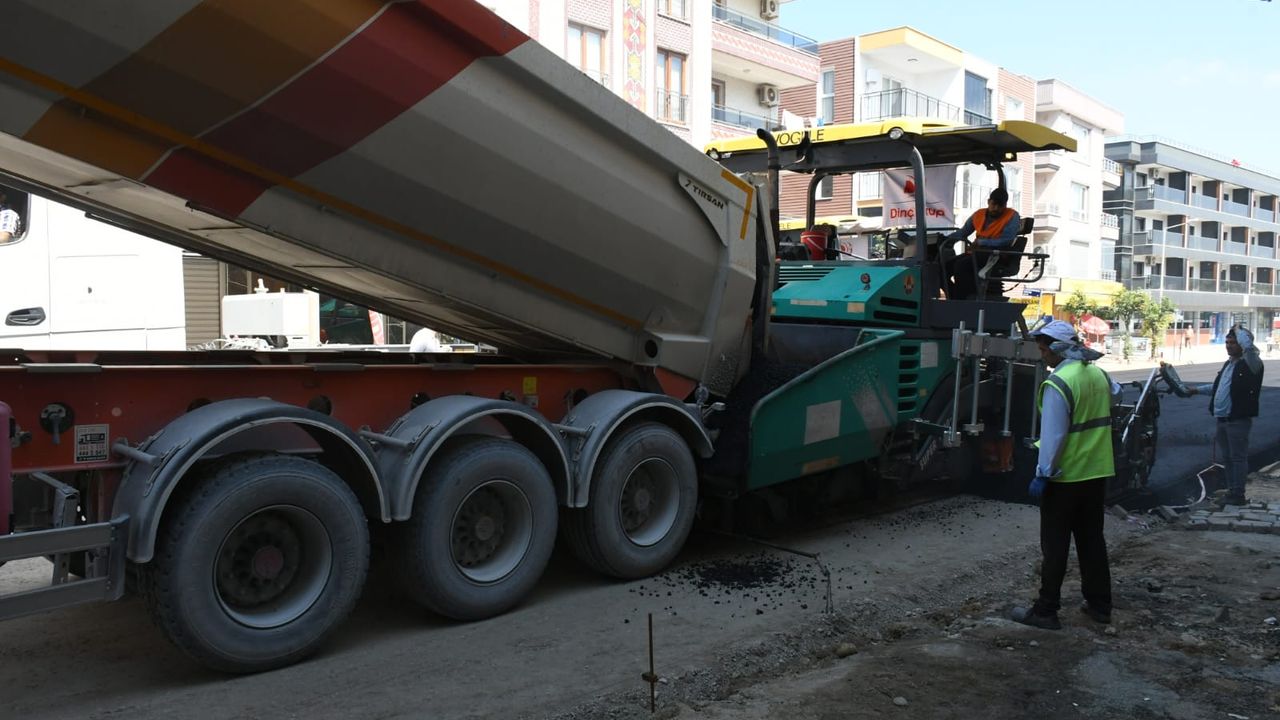 Davutlar'a sıcak asfalt dökümüne başlandı