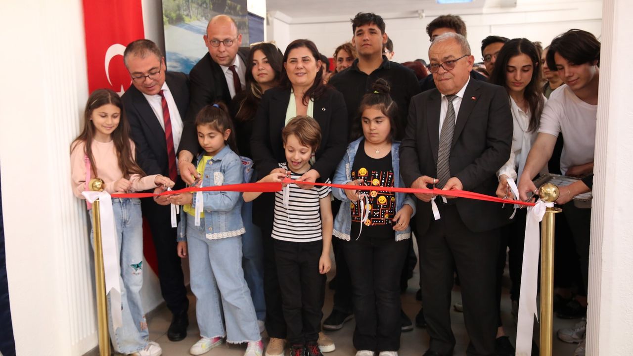 Başkan Çerçioğlu gençlerin eserlerinden oluşan sergiyi açtı