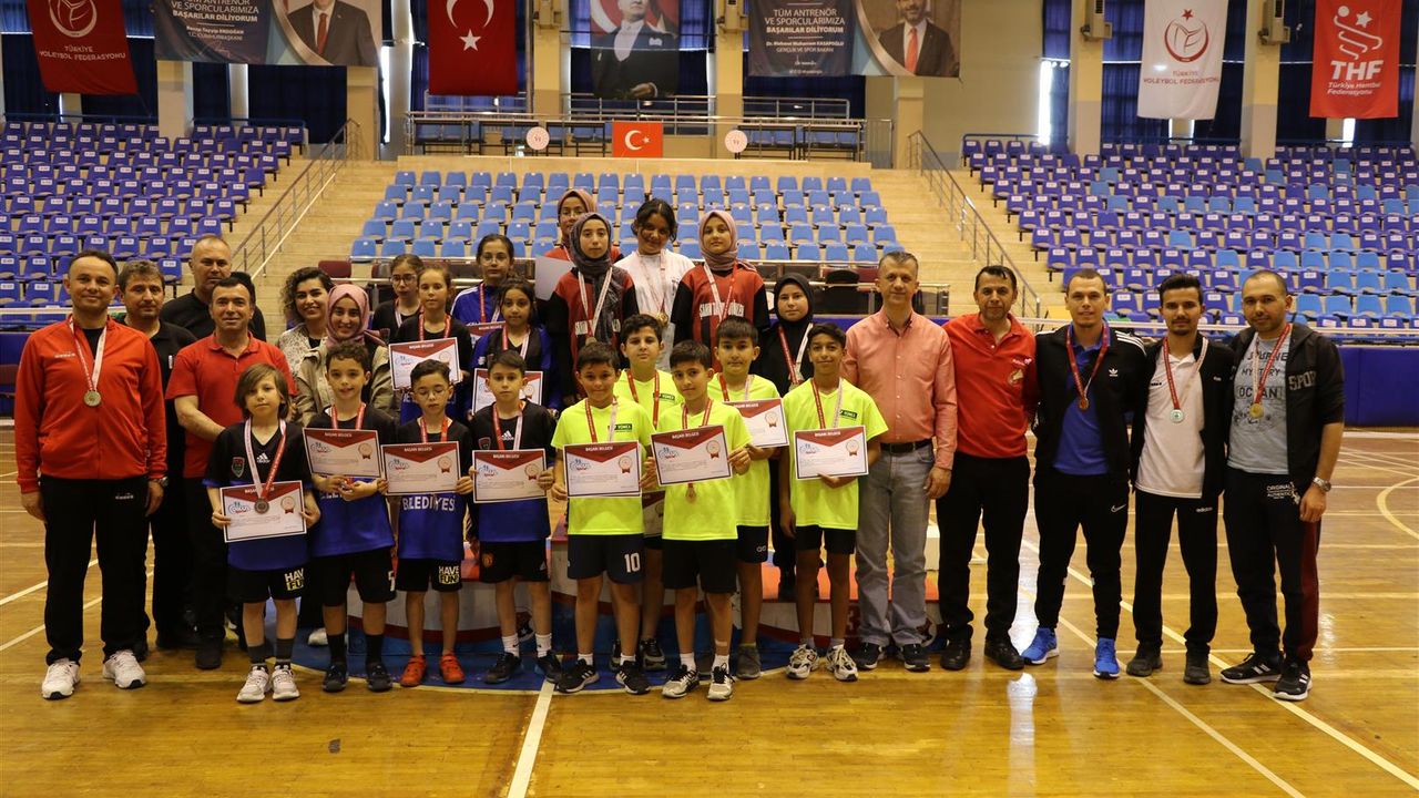 Aydın'da Küçükler Badminton Grup Müsabakaları bitti