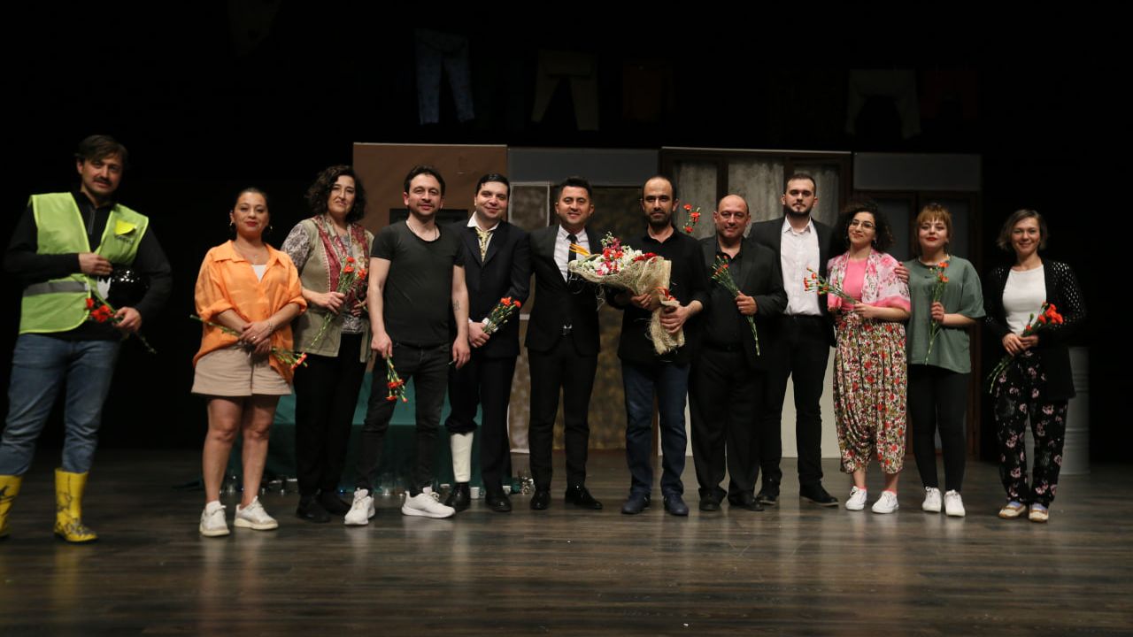 Büyükşehir'in tiyatro ekibi "Bardakçı Baba" oyunuyla seyirciyle buluştu