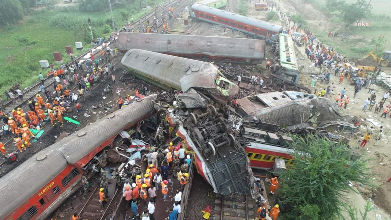 Hindistan'da tren kazası! 261 kişi öldü