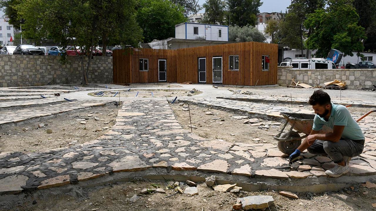 Kuşadası Adalızade Mezarlığı'nda ki taşlar müzede sergilenecek