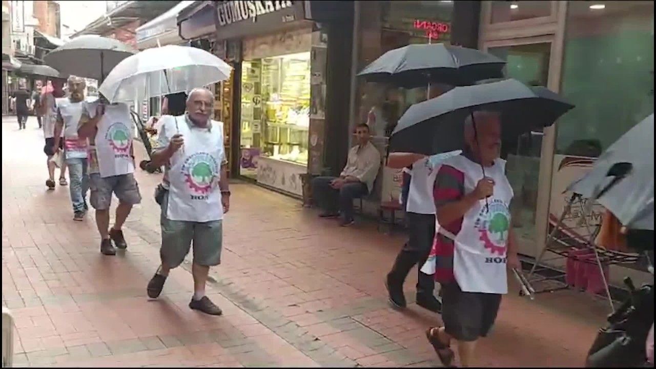 Emekliler zamları şemsiye açarak protesto etti
