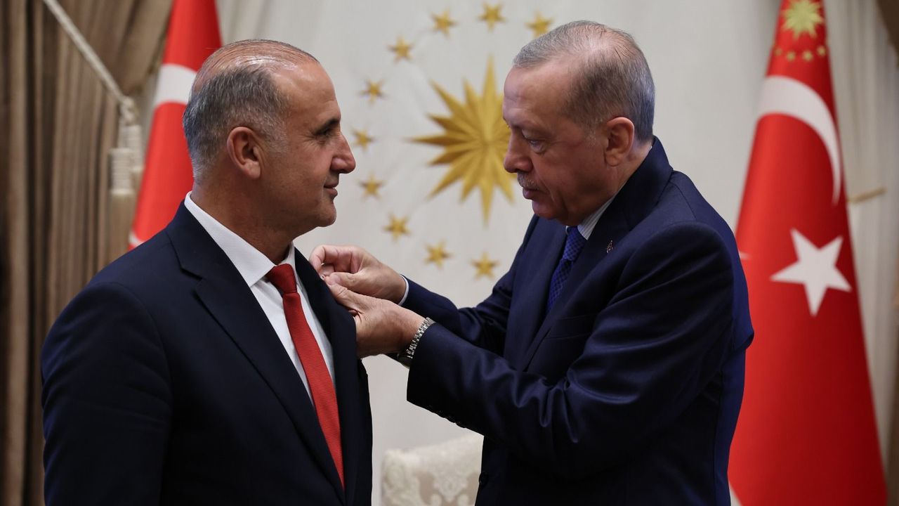Aytekin Kaya'ya AK Parti rozetini Cumhurbaşkanı Erdoğan taktı