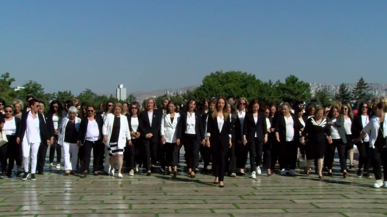 CHP Kadın Kolları Başkanları Anıtkabir’i ziyaret etti