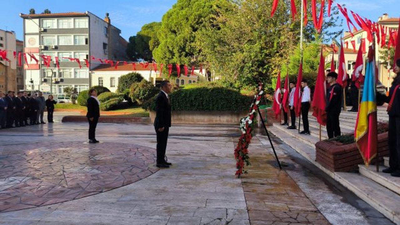 Öğretmenler Atatürk Anıtı'na çelenk sunumu gerçekleştirdi