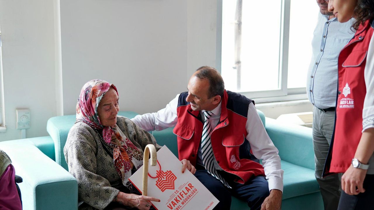 Aydın Vakıflar Bölge Müdürlüğü, Anneler Günü’nde huzurevlerini ziyaret etti
