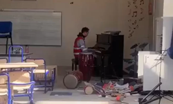 Depremde zarar gören okulda piyano çalan öğretmen duygulandırdı