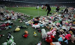 Beşiktaş taraftarı depremzede çocukları unutmadı! Saha oyuncakla doldu