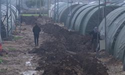 Adıyaman'da çadırı su içinde kalan depremzede isyan etti! "Yatacak yer yok"