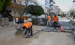 Kuşadası Cumhuriyet Mahallesi'ndeki yenileme çalışmalarını sürdürüyor