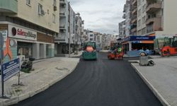 Aydın Büyükşehir'in Kuşadası'nda asfalt çalışmaları sürüyor