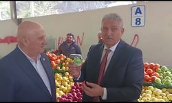 40 liralık içinde 8 erik bulunan paketlere nazar boncuğu taktı