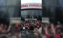 Güral Porselen işçileri iş bırakma eylemi yapıyor