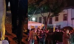 AK Partili gençler ellerinde çekirdeklerle pankartın indirilişini izledi!