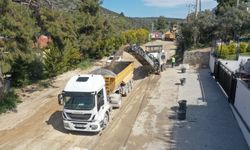 Aydın Büyükşehir Kuşadası'nda yol çalışmalarını sürdürüyor