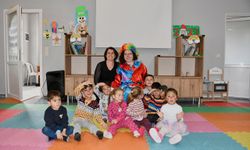 Kuşadalı miniklere Anne-Baba Çocuk Eğitim Merkezi'nde palyaçolu sürpriz