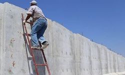 Kadınları görmek istemediği için 4 metrelik duvar ördü