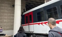 İzmir'de tren raydan çıkarak duvara çarptı