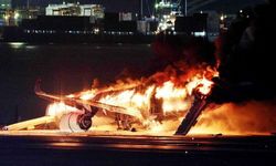 Japonya'da yolcu uçağı ile sahil güvenlik uçağı çarpıştı