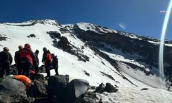 Ağrı Dağı'nda ölen İranlı dağcının naaşı dağdan indirildi